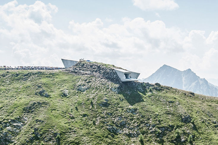 Museumsbau in den Bergen – expressive Formen aus Sichtbeton in luftiger Höhe