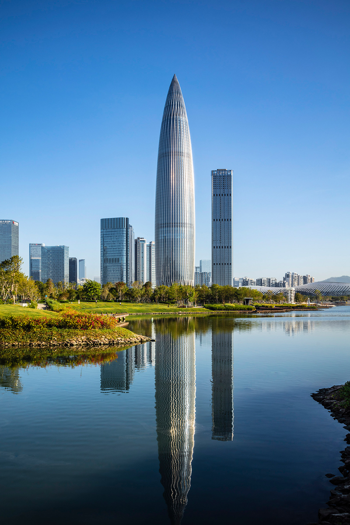 https://detail-cdn.s3.eu-central-1.amazonaws.com/media/catalog/product/D/A/DAM_IHR_Kohn_Pedersen_Fox_China_Resources_Tower_Shenzhen_Su_Zhewei.jpg?width=437&height=582&store=de_de&image-type=image