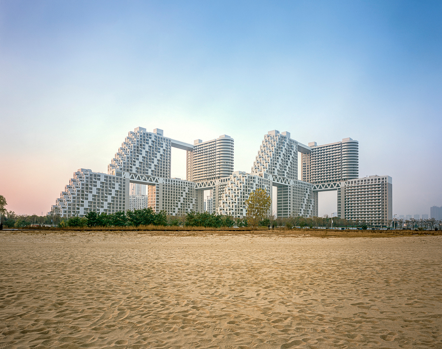 https://detail-cdn.s3.eu-central-1.amazonaws.com/media/catalog/product/D/A/DAM_IHR_Safdie_Architects_Golden_Dream_Bay_Qinhuangdao_Tim_Franco_-_Kerry_Properties.jpg?width=437&height=582&store=de_de&image-type=image