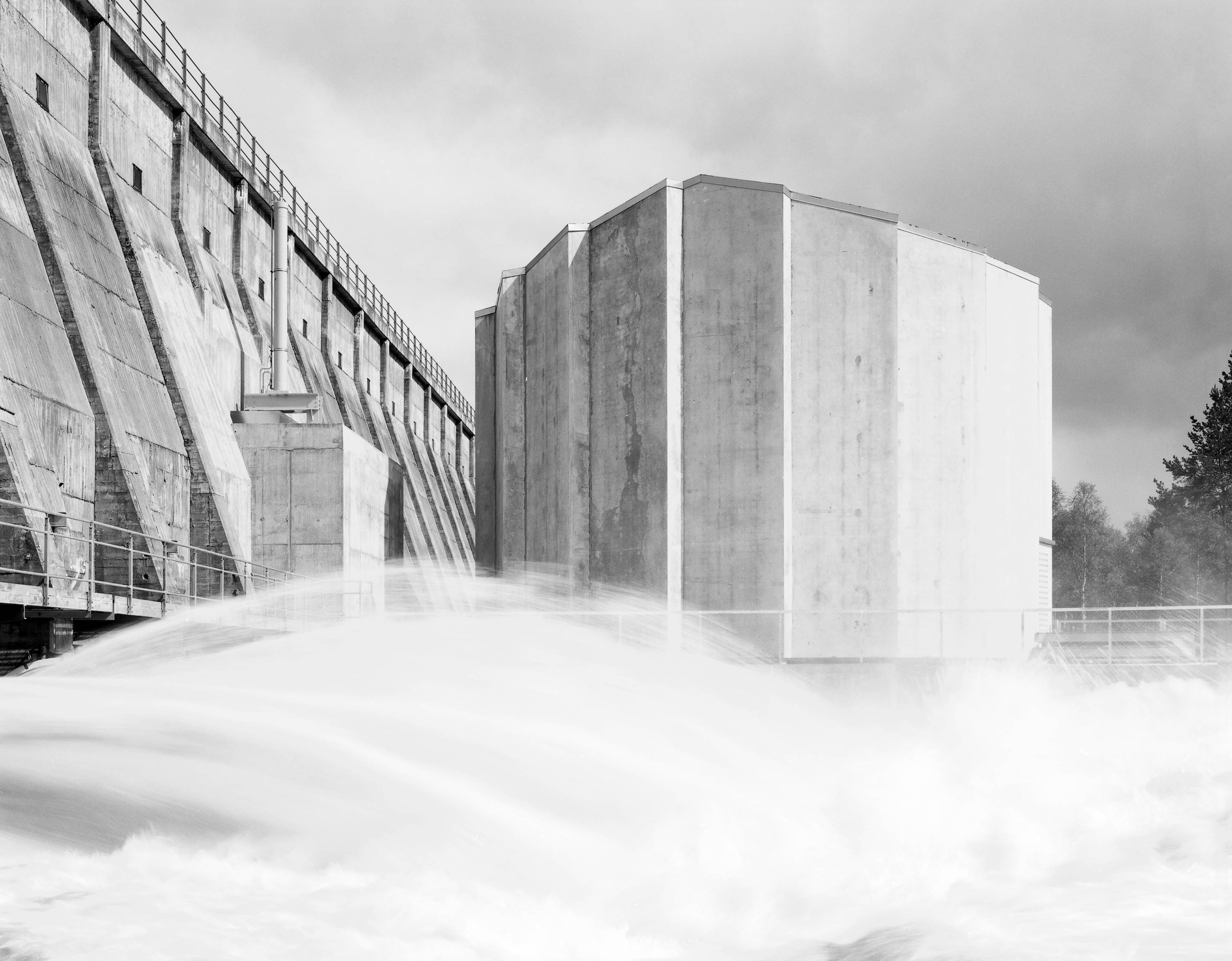 https://detail-cdn.s3.eu-central-1.amazonaws.com/media/catalog/product/D/A/DAM_NORWEGEN_Paalsbu_Hydro_Power_Station_Copyright_Per_Berntsen.jpg?width=437&height=582&store=de_de&image-type=image