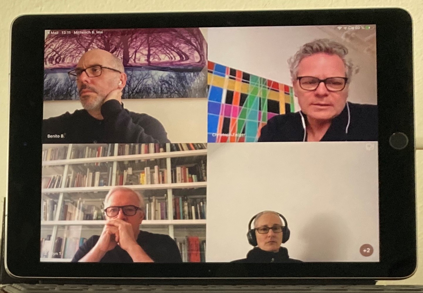 https://detail-cdn.s3.eu-central-1.amazonaws.com/media/catalog/product/D/a/David-Chipperfield-Corona-Interview-Screenshot_Group_talk.jpg?width=437&height=582&store=de_en&image-type=image
