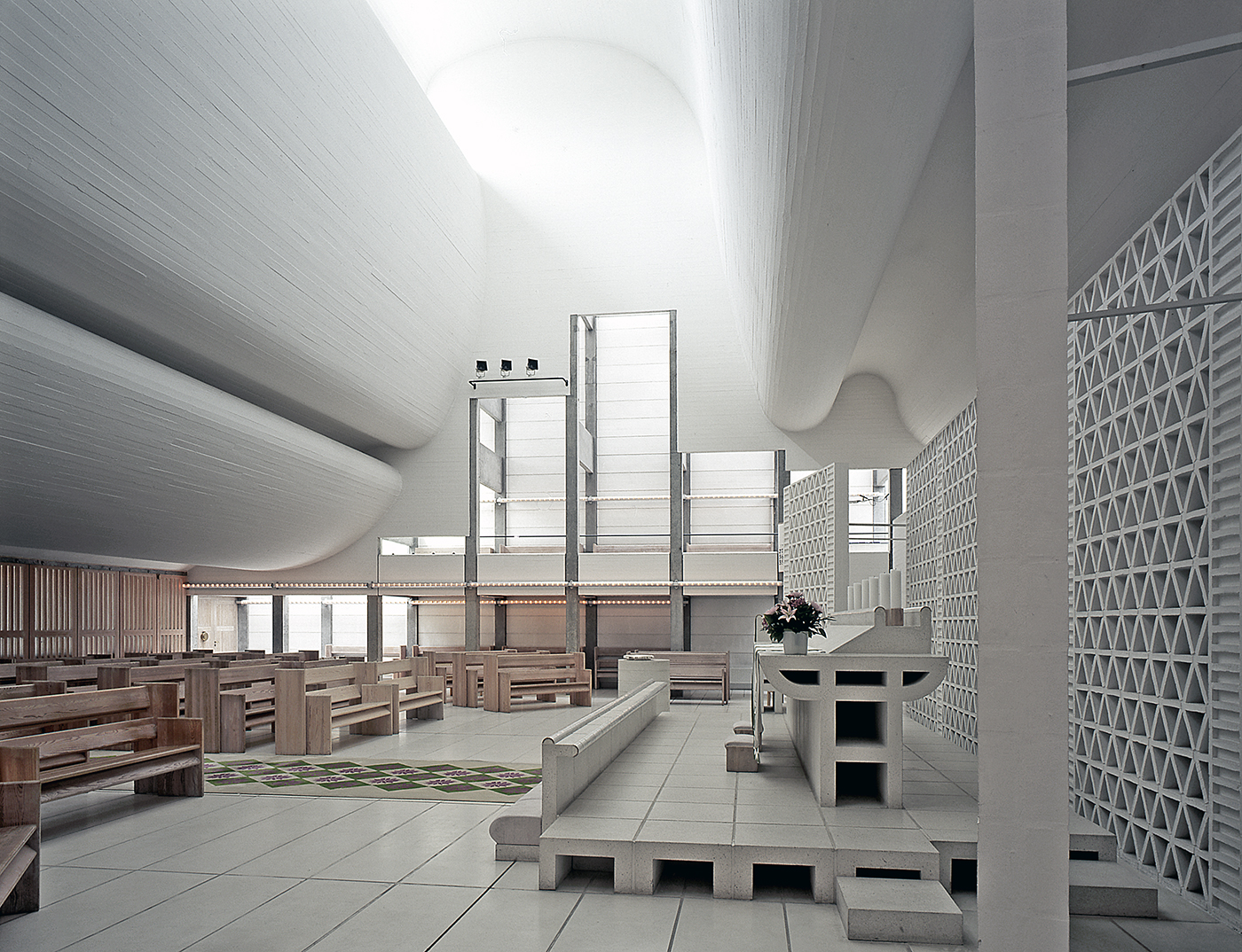 https://detail-cdn.s3.eu-central-1.amazonaws.com/media/catalog/product/D/a/Daylight-Award-2020-10-Bagsvaerd_Church__Bagsvaerd__Denmark_by_Jorn_Utzon.jpg?width=437&height=582&store=de_de&image-type=image