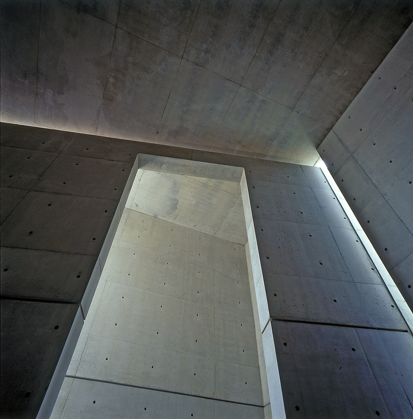 https://detail-cdn.s3.eu-central-1.amazonaws.com/media/catalog/product/D/a/Daylight-Award-2020-12-Church_of_Light__Ibaraki__Japan_by_Tadao_Ando.jpg?width=437&height=582&store=de_en&image-type=image
