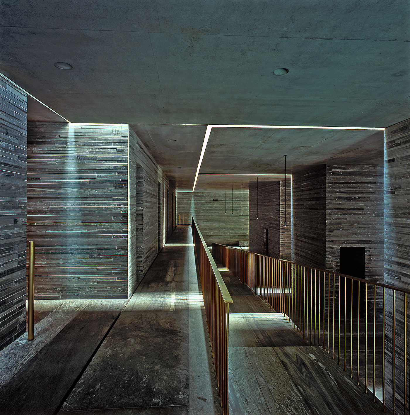 https://detail-cdn.s3.eu-central-1.amazonaws.com/media/catalog/product/D/a/Daylight-Award-2020-15-Thermal_Baths__Vals__Switzerland_by_Peter_Zumthor.jpg?width=437&height=582&store=de_de&image-type=image