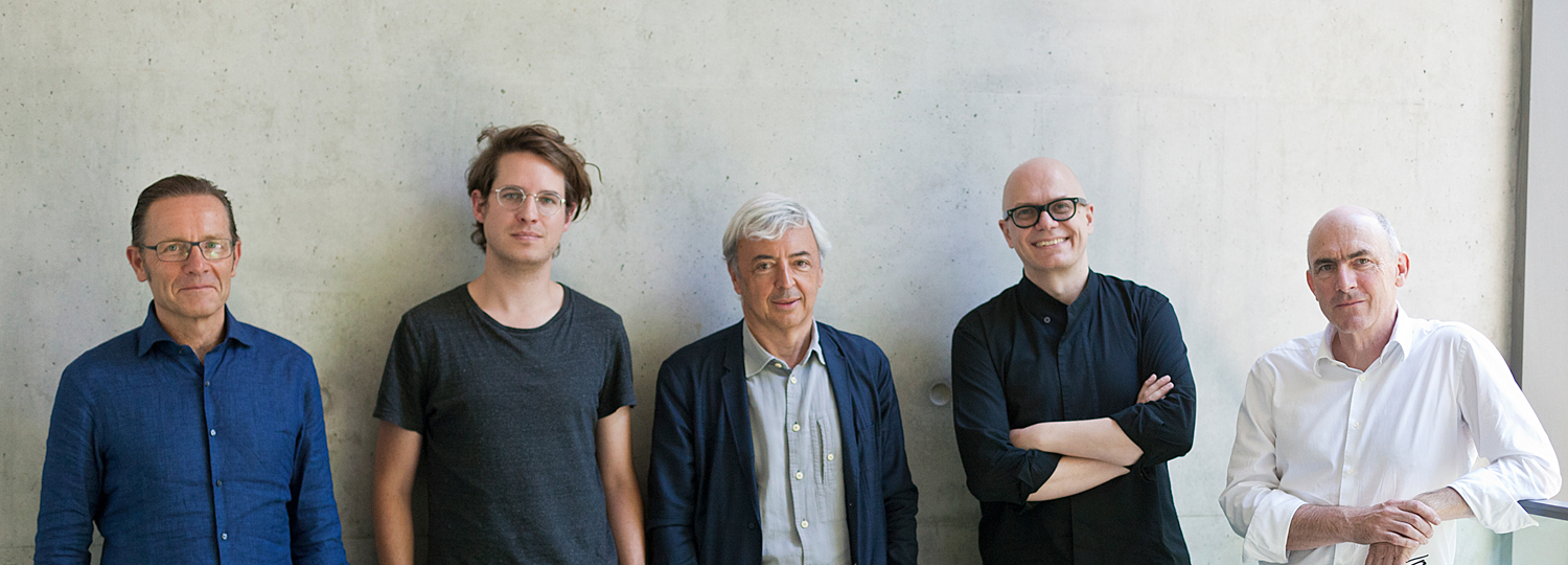 Jurymitglieder von li. nach re.: Daniel Lischer, Gilles Retsin, Enrique Sobejano, Peter Ippolito, Mike Schlaich. Foto: Julian Weninger, München