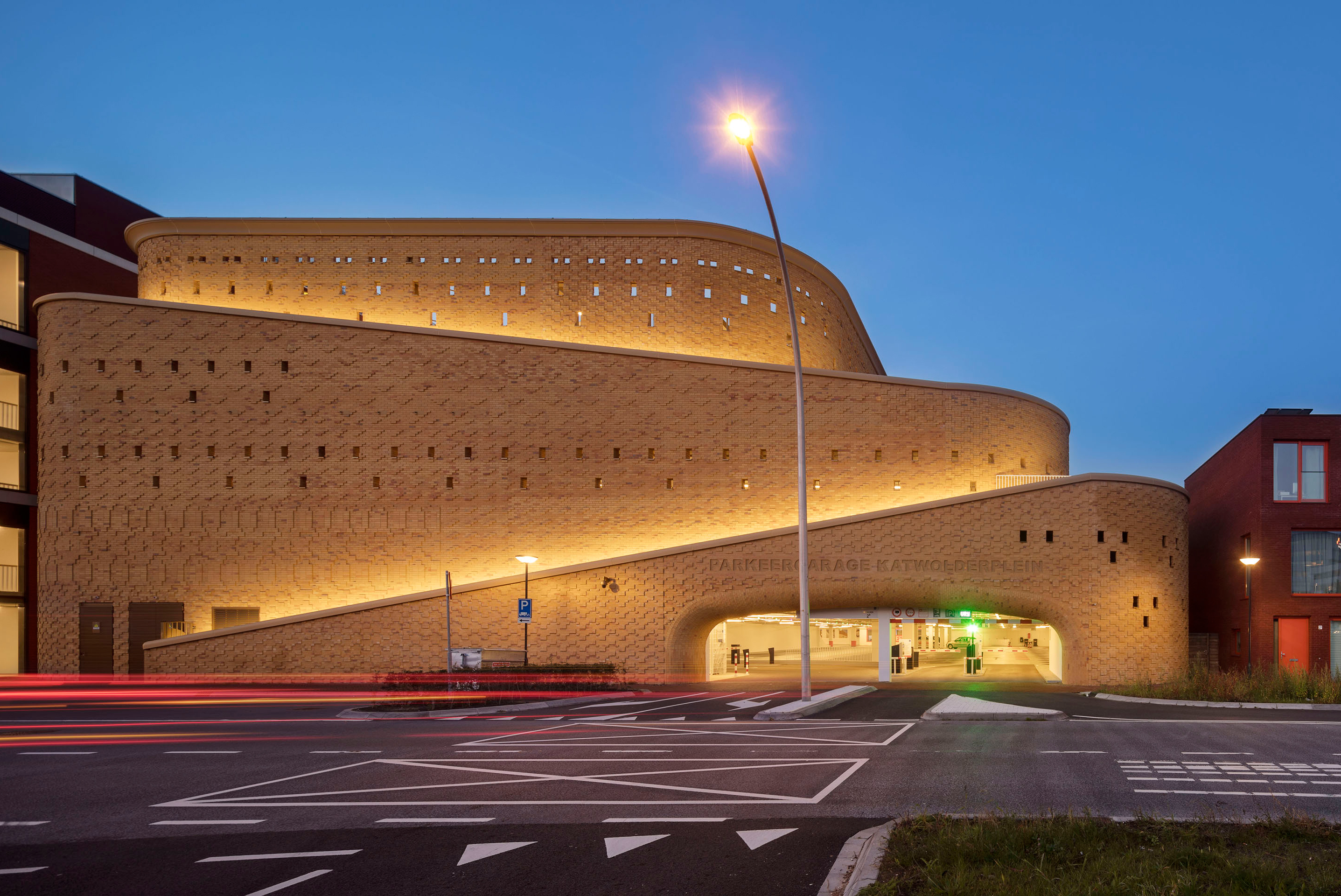 https://detail-cdn.s3.eu-central-1.amazonaws.com/media/catalog/product/D/o/Dok-architects-Car-Park-Katwolderplein-Arjen-Schmitz-teaser-klein.jpg?width=437&height=582&store=de_de&image-type=image