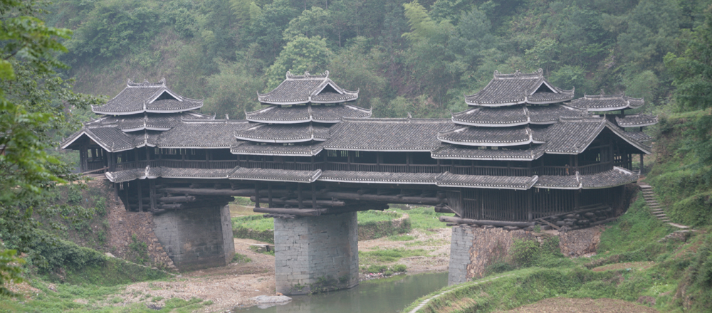 Von der Tradition zur Touristenattraktion – Vorfertigung im Holzbau der Dong