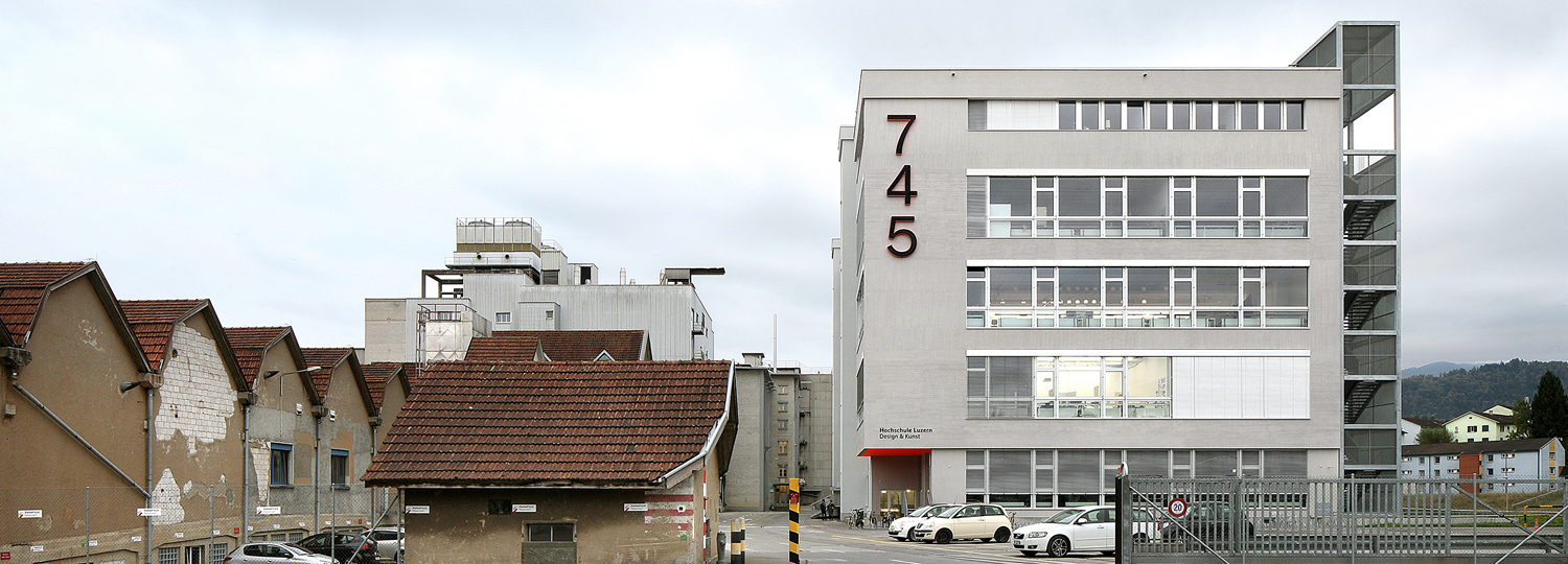 https://detail-cdn.s3.eu-central-1.amazonaws.com/media/catalog/product/E/M/EM2N-Hochschule-Luzern-teasergross.jpg?width=437&height=582&store=de_de&image-type=image
