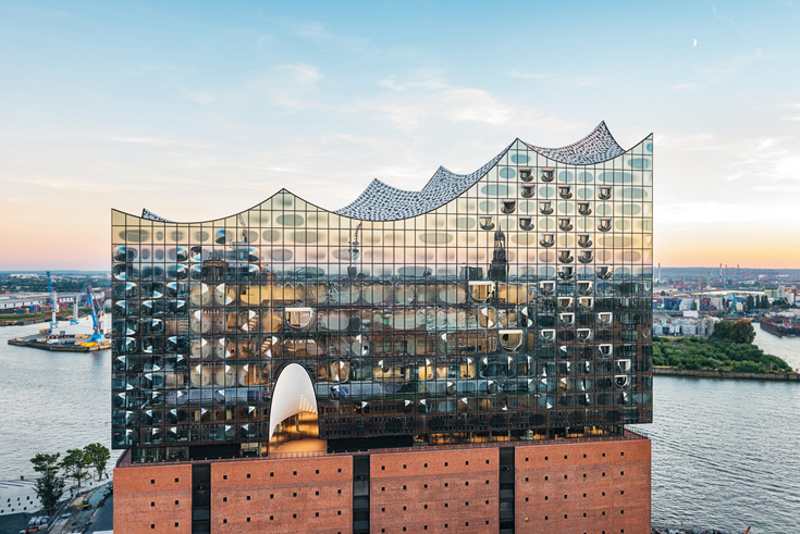 https://detail-cdn.s3.eu-central-1.amazonaws.com/media/catalog/product/E/l/Elbphilharmonie-Zumtobel-01-teaser735.jpg?width=437&height=582&store=de_de&image-type=image
