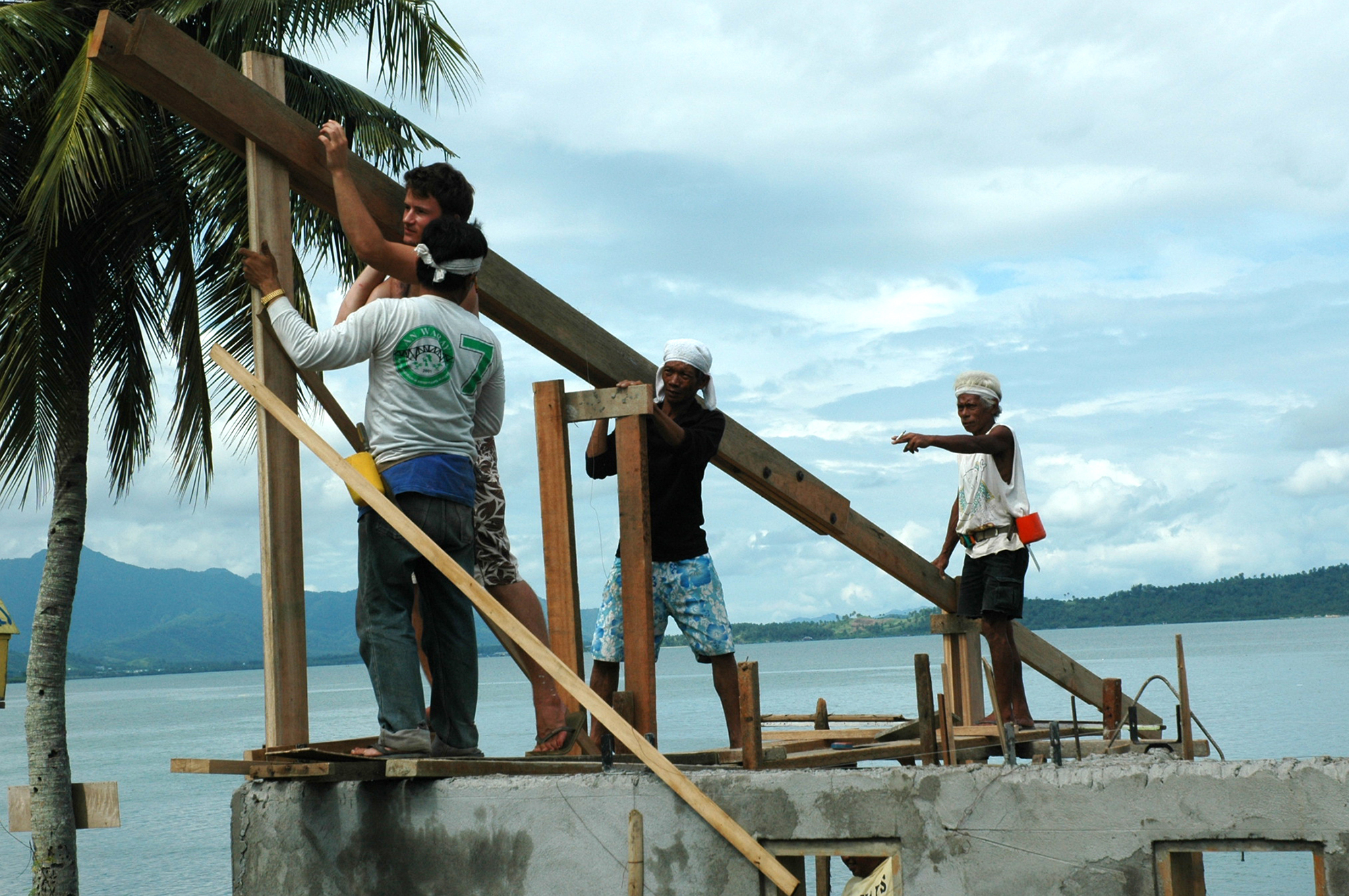 https://detail-cdn.s3.eu-central-1.amazonaws.com/media/catalog/product/E/x/Experience-in-Action-_7Tacloban__2010__Process_05__Adjusting_the_rafter_photo_by_Alexander_Eriksson_Furunes.jpg?width=437&height=582&store=de_en&image-type=image