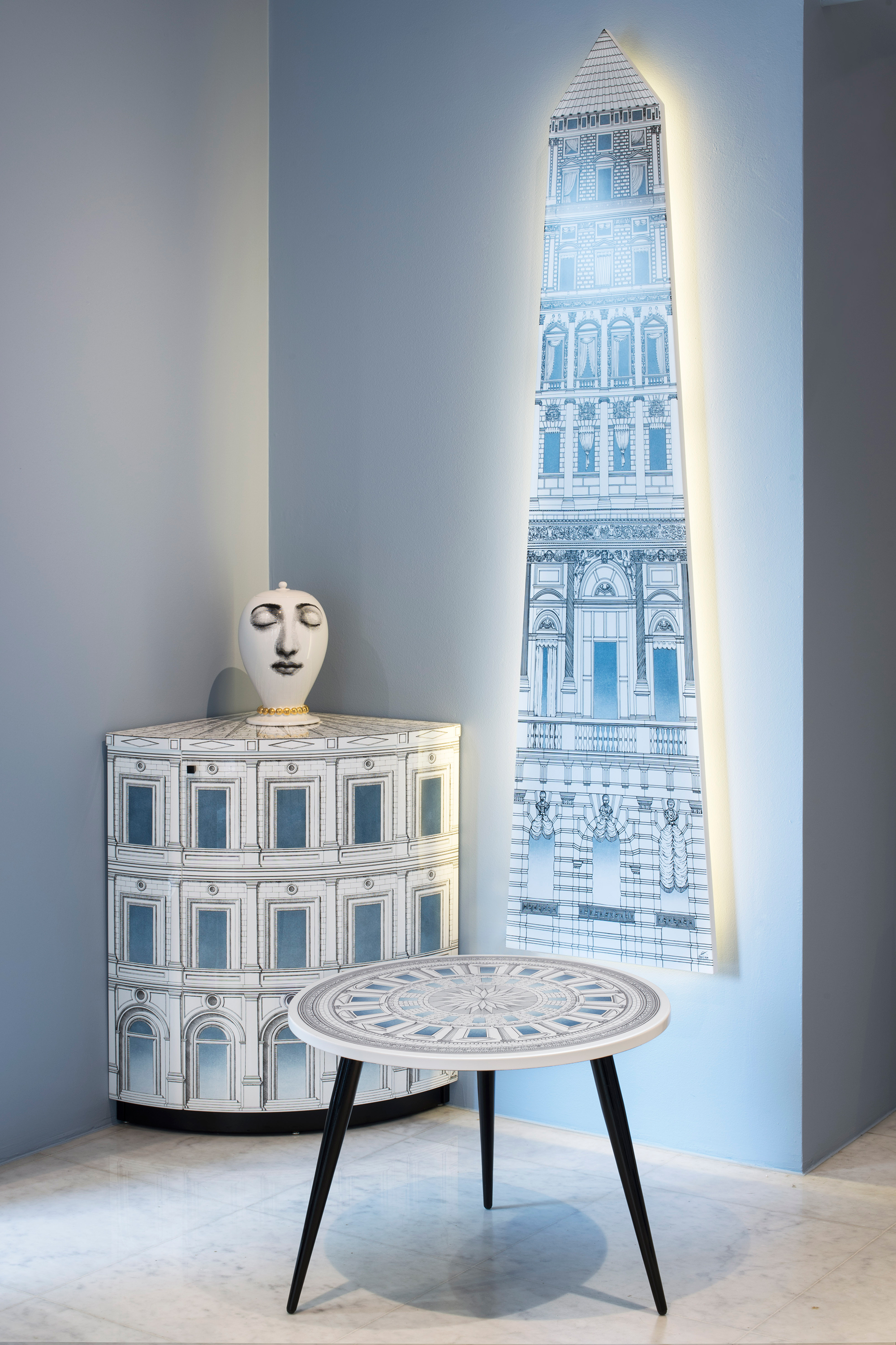 https://detail-cdn.s3.eu-central-1.amazonaws.com/media/catalog/product/F/O/FORNASETTI-ARCHITETTURA-CELESTE-04.jpg?width=437&height=582&store=de_de&image-type=image