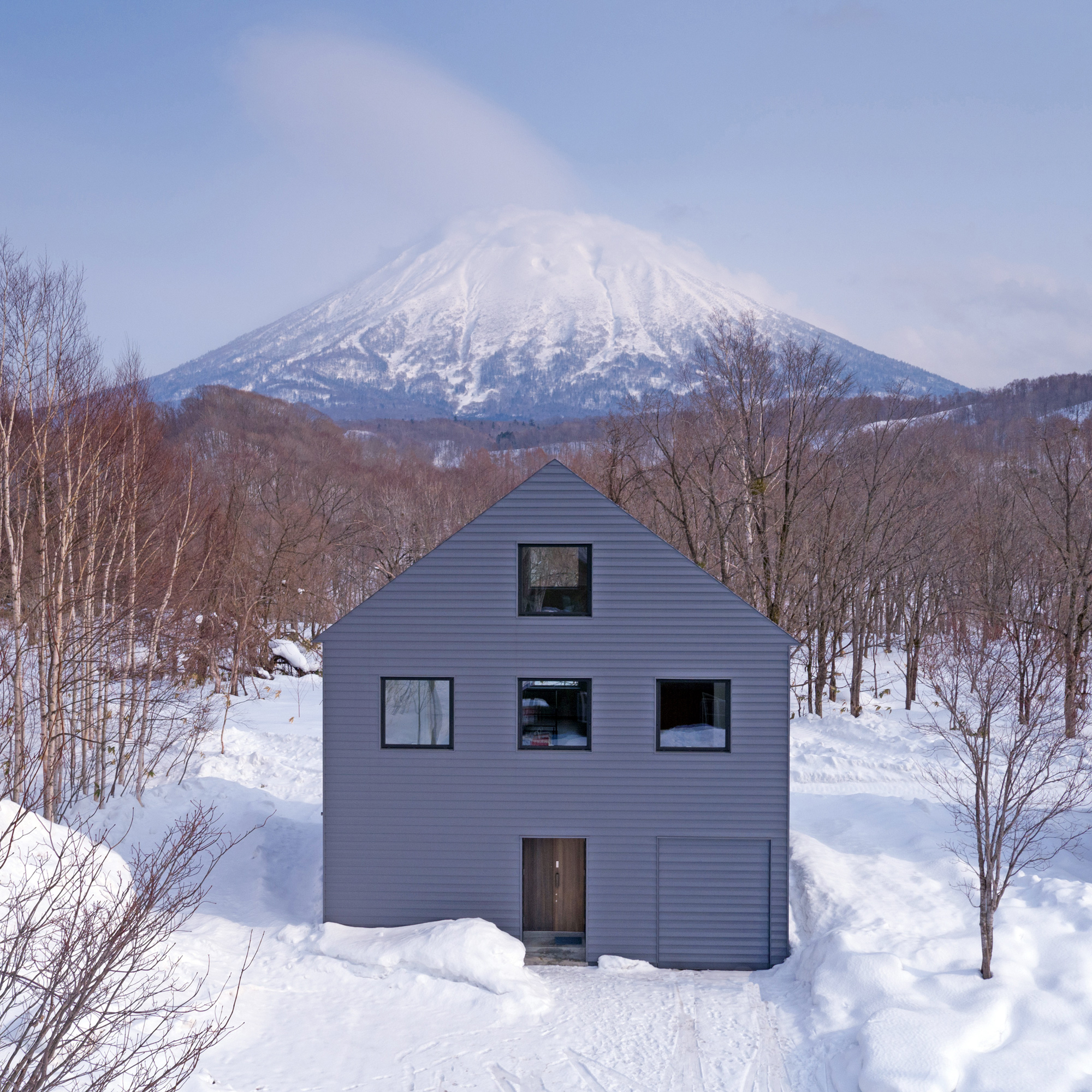 https://detail-cdn.s3.eu-central-1.amazonaws.com/media/catalog/product/F/e/Ferienhaus-in-Niseko-Florian-Busch-Architects-1.jpg?width=437&height=582&store=de_de&image-type=image
