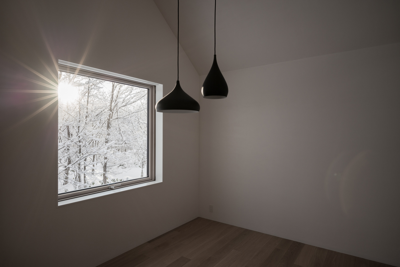 https://detail-cdn.s3.eu-central-1.amazonaws.com/media/catalog/product/F/e/Ferienhaus-in-Niseko-Florian-Busch-Architects-10.jpg?width=437&height=582&store=de_de&image-type=image