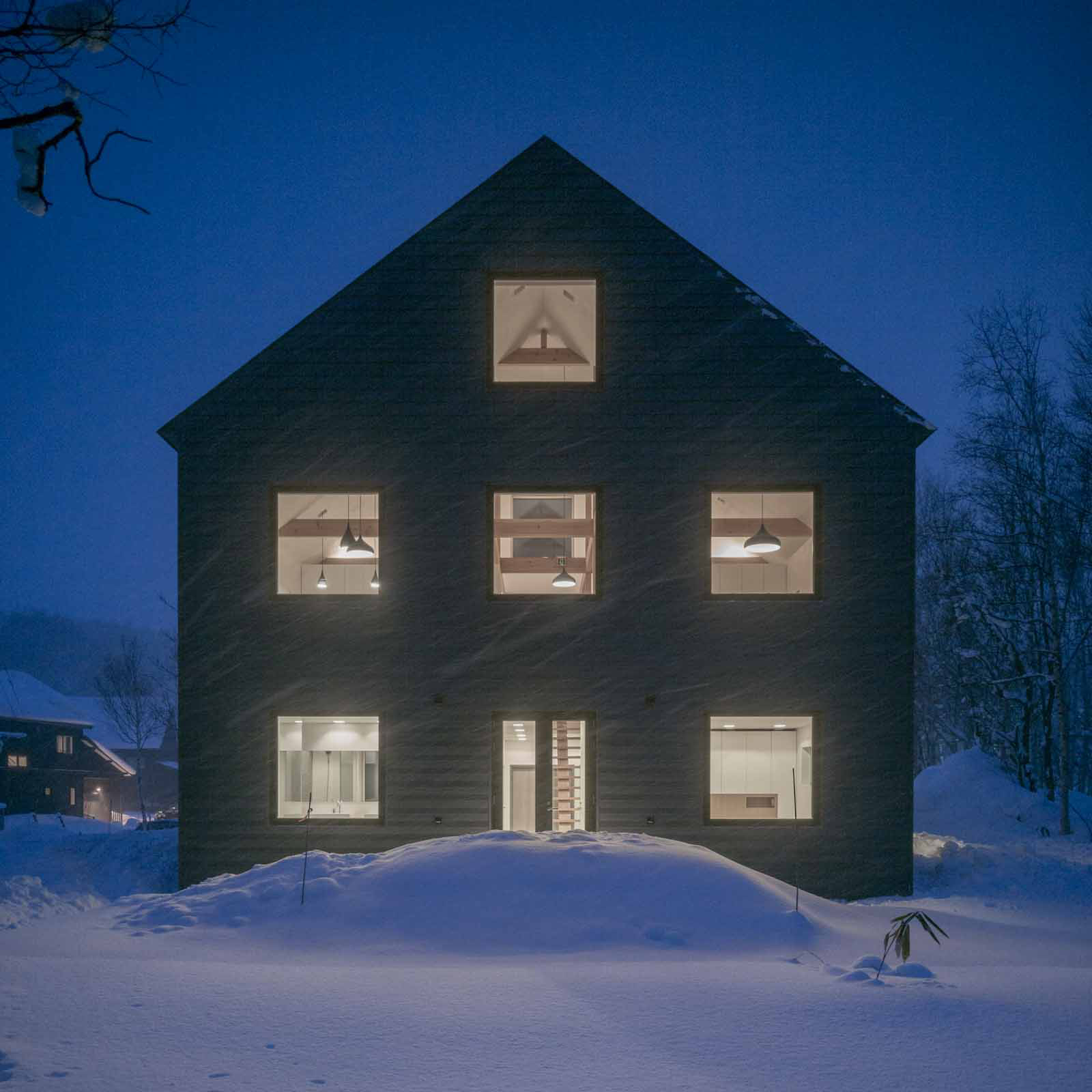https://detail-cdn.s3.eu-central-1.amazonaws.com/media/catalog/product/F/e/Ferienhaus-in-Niseko-Florian-Busch-Architects-3.jpg?width=437&height=582&store=de_de&image-type=image
