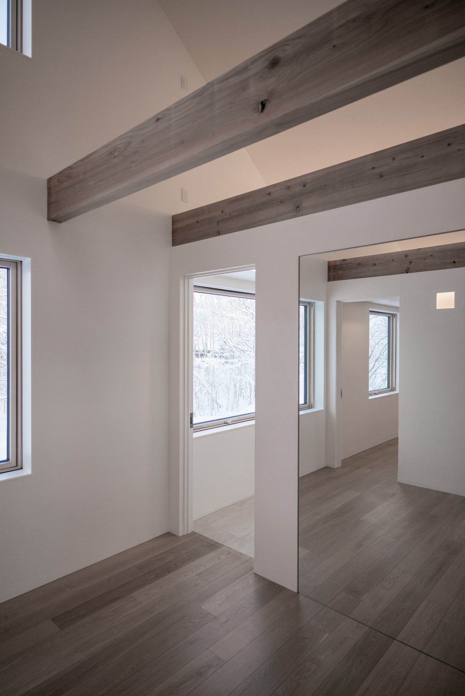 https://detail-cdn.s3.eu-central-1.amazonaws.com/media/catalog/product/F/e/Ferienhaus-in-Niseko-Florian-Busch-Architects-7.jpg?width=437&height=582&store=de_de&image-type=image