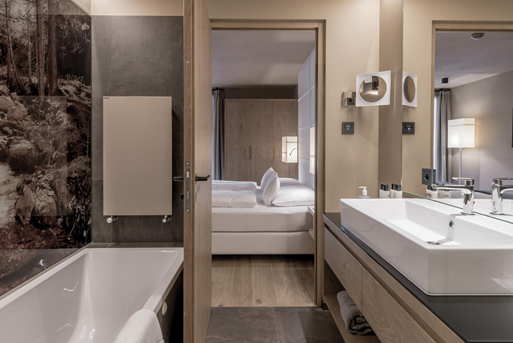 Individuell gefertigte Holztüren für exklusive Apartments in Südtirol