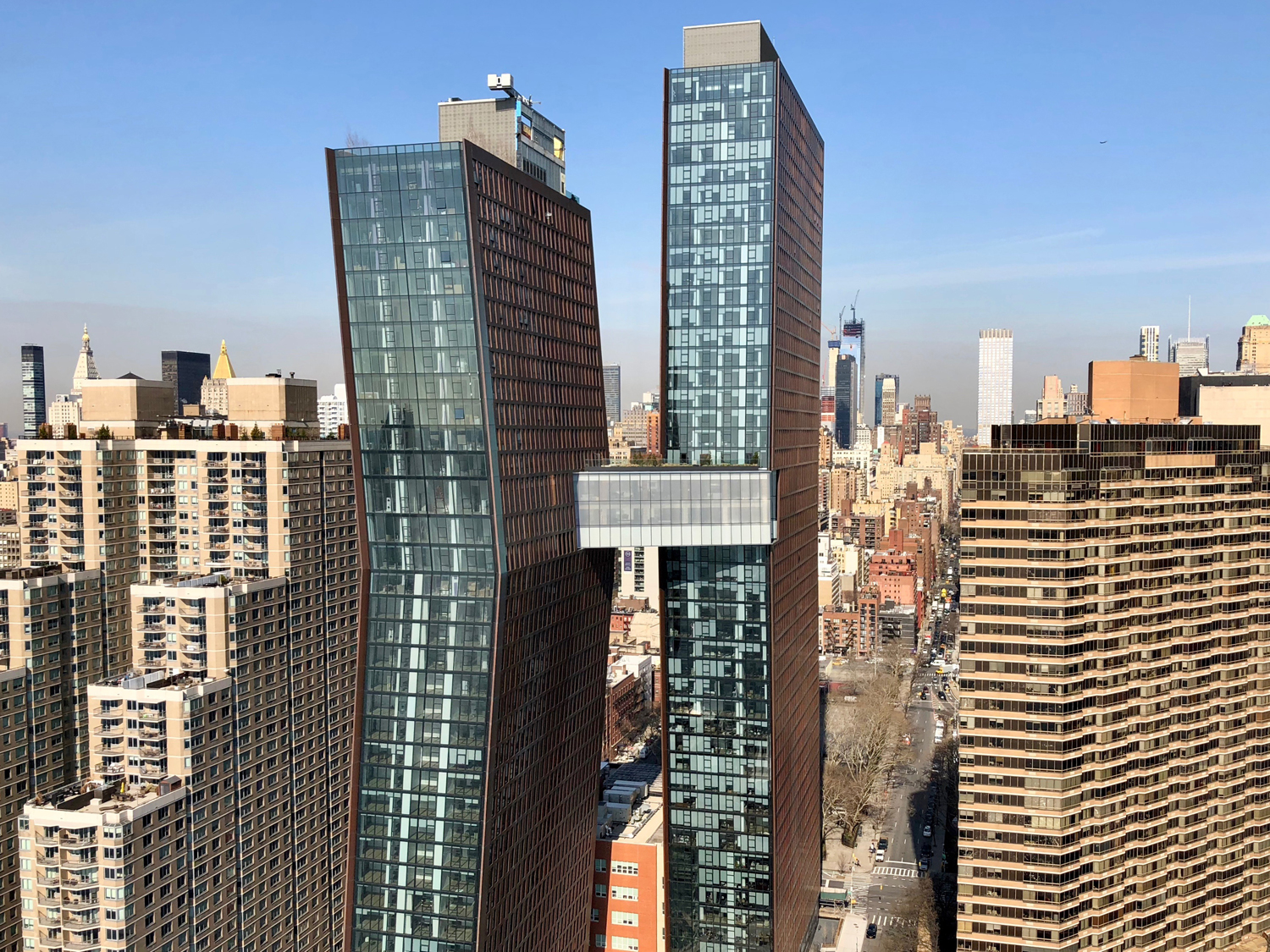 https://detail-cdn.s3.eu-central-1.amazonaws.com/media/catalog/product/G/l/Glas-Troesch-Foto-Glas-Troesch-Skybridge-ACB-New-York-01.jpg?width=437&height=582&store=de_de&image-type=image