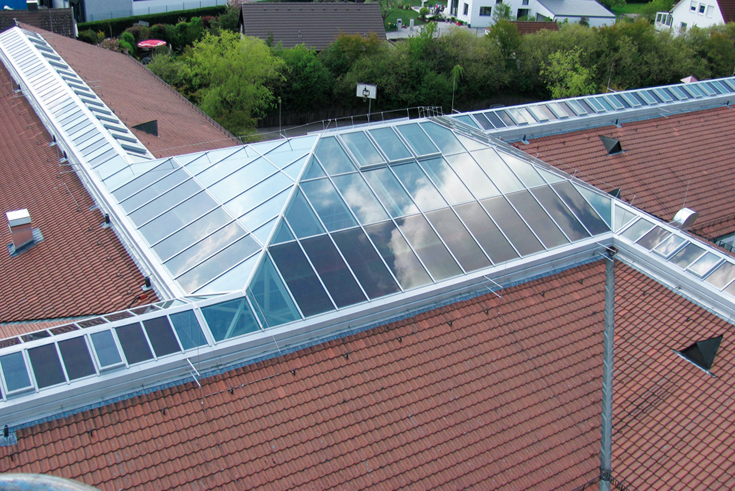 Dachverglasung: Licht und Solarstrom kombiniert