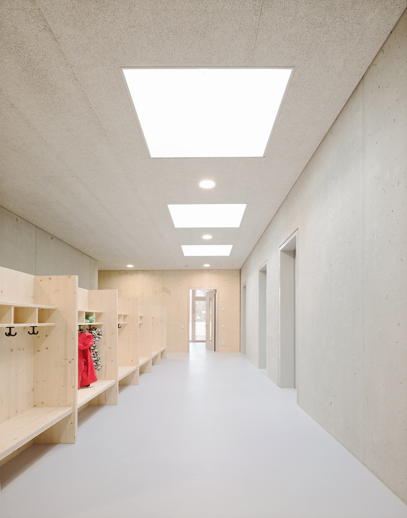 https://detail-cdn.s3.eu-central-1.amazonaws.com/media/catalog/product/G/u/Guenter-Hermann-Architekten-Kinderhaus-Stuttgart-09.jpg?width=437&height=582&store=de_de&image-type=image