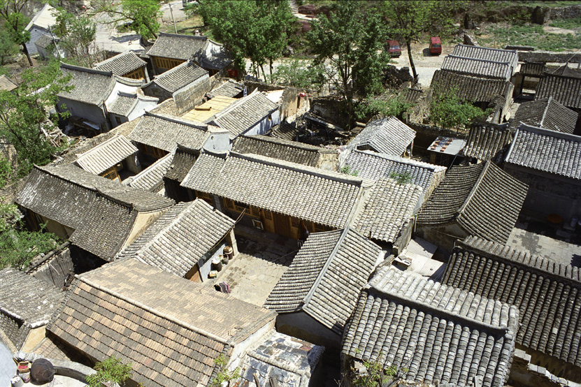 https://detail-cdn.s3.eu-central-1.amazonaws.com/media/catalog/product/H/A/HABITAT-Interview-2017-11-16-Pg-338-Courtyard-houses-central-China.jpg?width=437&height=582&store=de_de&image-type=image