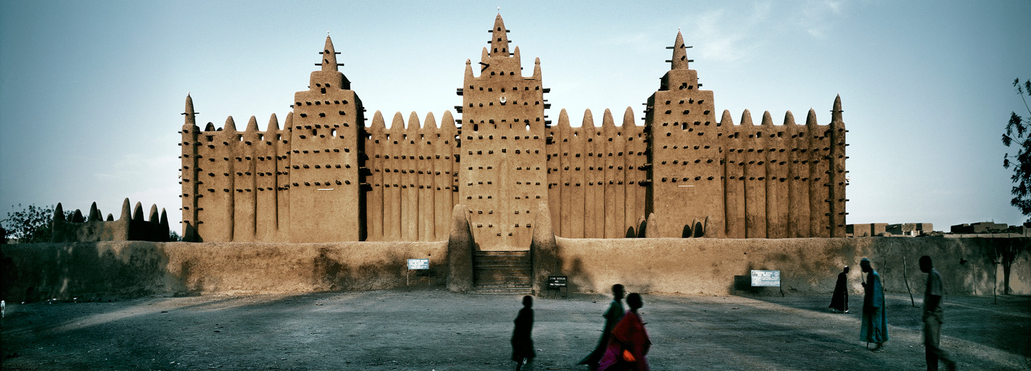 https://detail-cdn.s3.eu-central-1.amazonaws.com/media/catalog/product/H/a/Habitat-Friday-Mosque-Djenne-Maliadj-James-Morris-teaser1500.jpg?width=437&height=582&store=de_en&image-type=image