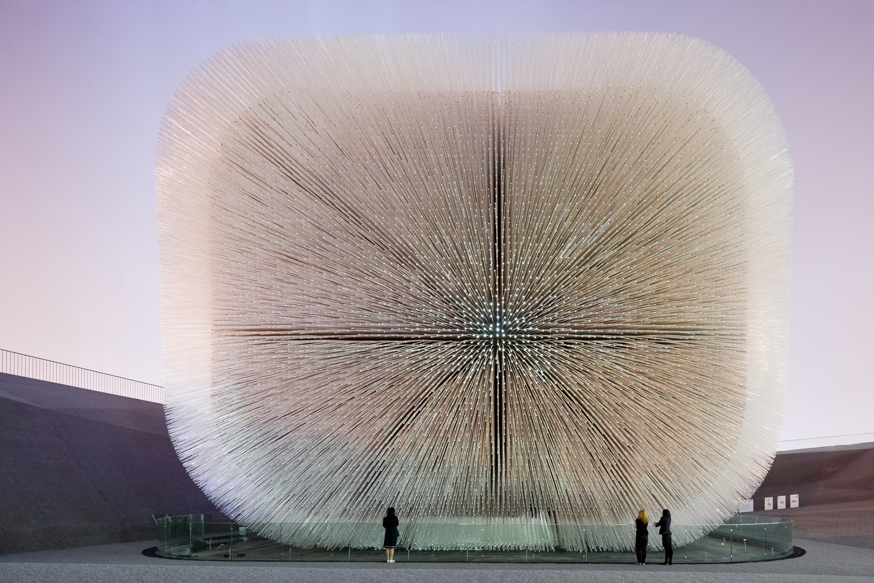 https://detail-cdn.s3.eu-central-1.amazonaws.com/media/catalog/product/I/c/Iconicaward-Heatherwick-ukpavillon7.jpg?width=437&height=582&store=de_de&image-type=image