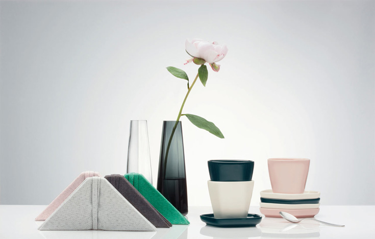 https://detail-cdn.s3.eu-central-1.amazonaws.com/media/catalog/product/I/i/Iittala-X-Issey-Miyake-Home-Collection-1a.jpg?width=437&height=582&store=de_de&image-type=image