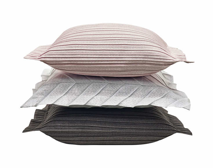 https://detail-cdn.s3.eu-central-1.amazonaws.com/media/catalog/product/I/i/Iittala-X-Issey-Miyake-Home-Collection-7-cushion.jpg?width=437&height=582&store=de_de&image-type=image