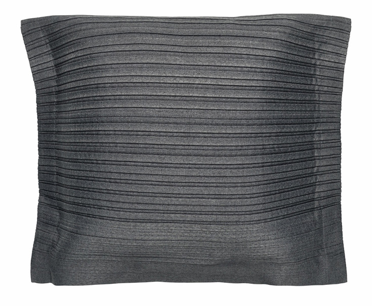 https://detail-cdn.s3.eu-central-1.amazonaws.com/media/catalog/product/I/i/Iittala-X-Issey-Miyake-Home-Collection-9-cushion.jpg?width=437&height=582&store=de_de&image-type=image