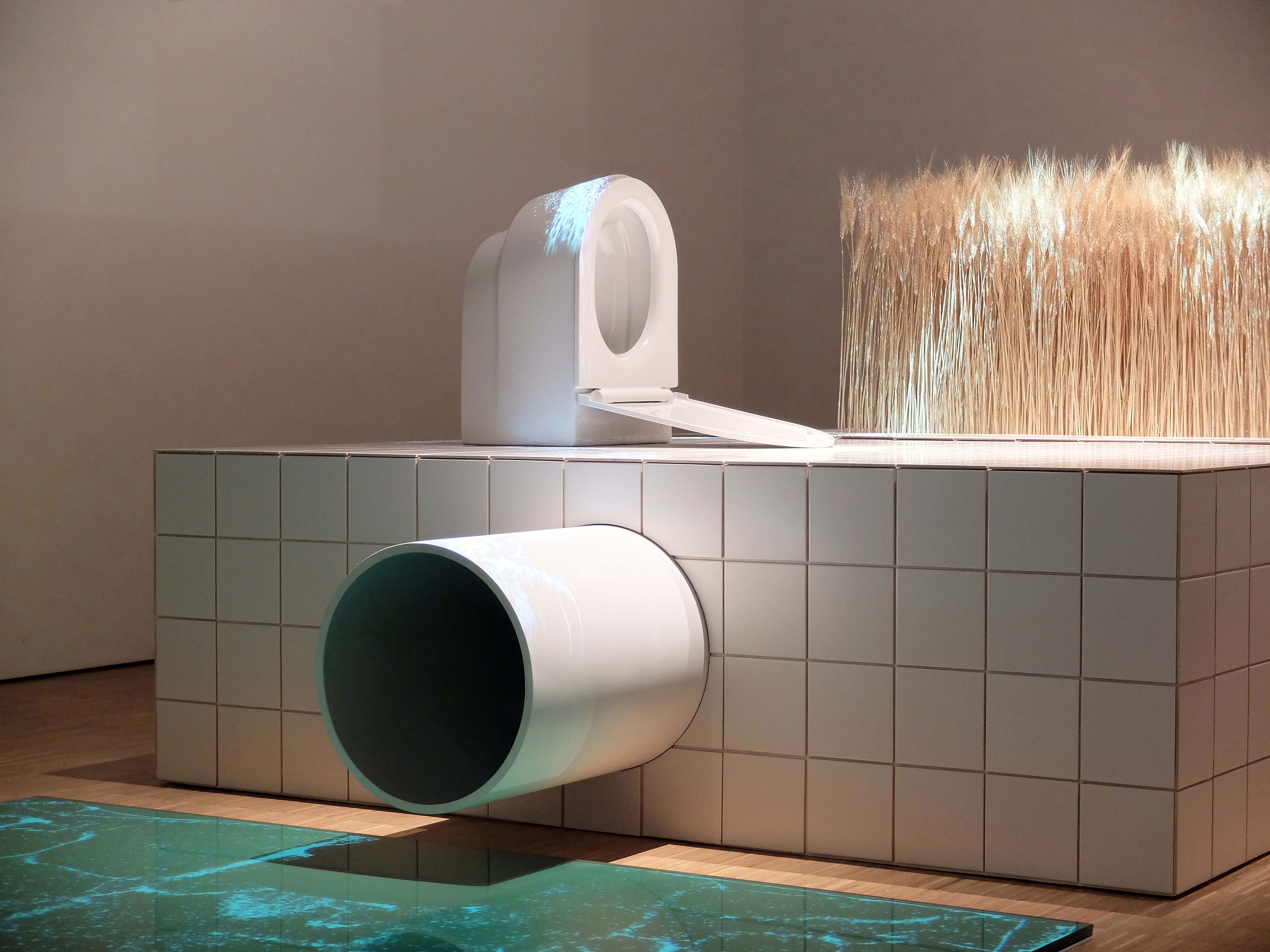 https://detail-cdn.s3.eu-central-1.amazonaws.com/media/catalog/product/I/n/Installationsansicht-CIRCULAR-FLOWS.-The-Toilet-Revolution_-Installation-von-EOOS-_-MAK---Museum-fuer-angewandte-Kunst_-Wien-_Copyright-EOOS_-Vienna-Design-Week_.jpg?width=437&height=582&store=de_de&image-type=image
