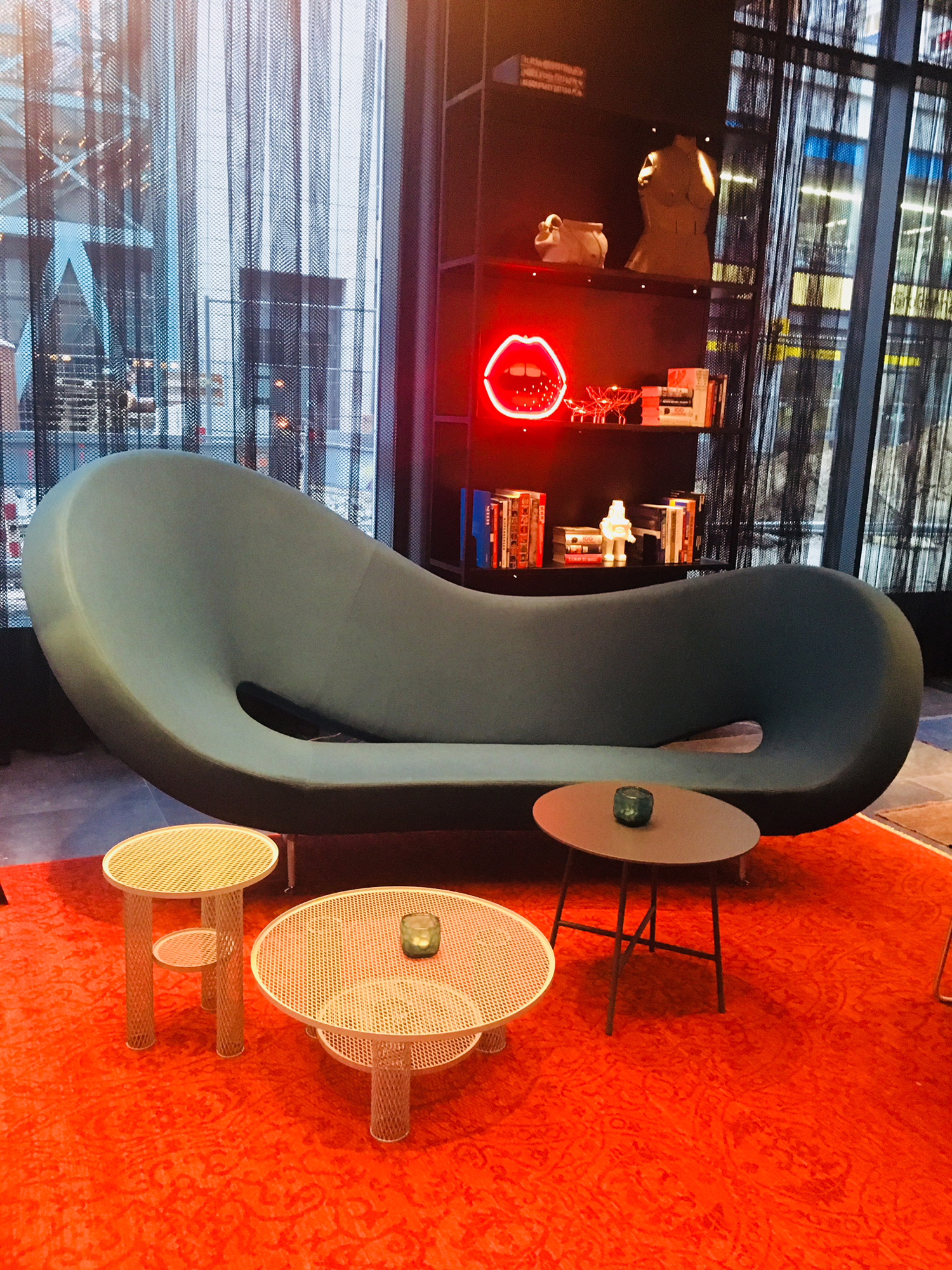 https://detail-cdn.s3.eu-central-1.amazonaws.com/media/catalog/product/I/n/Interview-Patrizia-Moroso-MotelOne-11-0.jpg?width=437&height=582&store=de_en&image-type=image