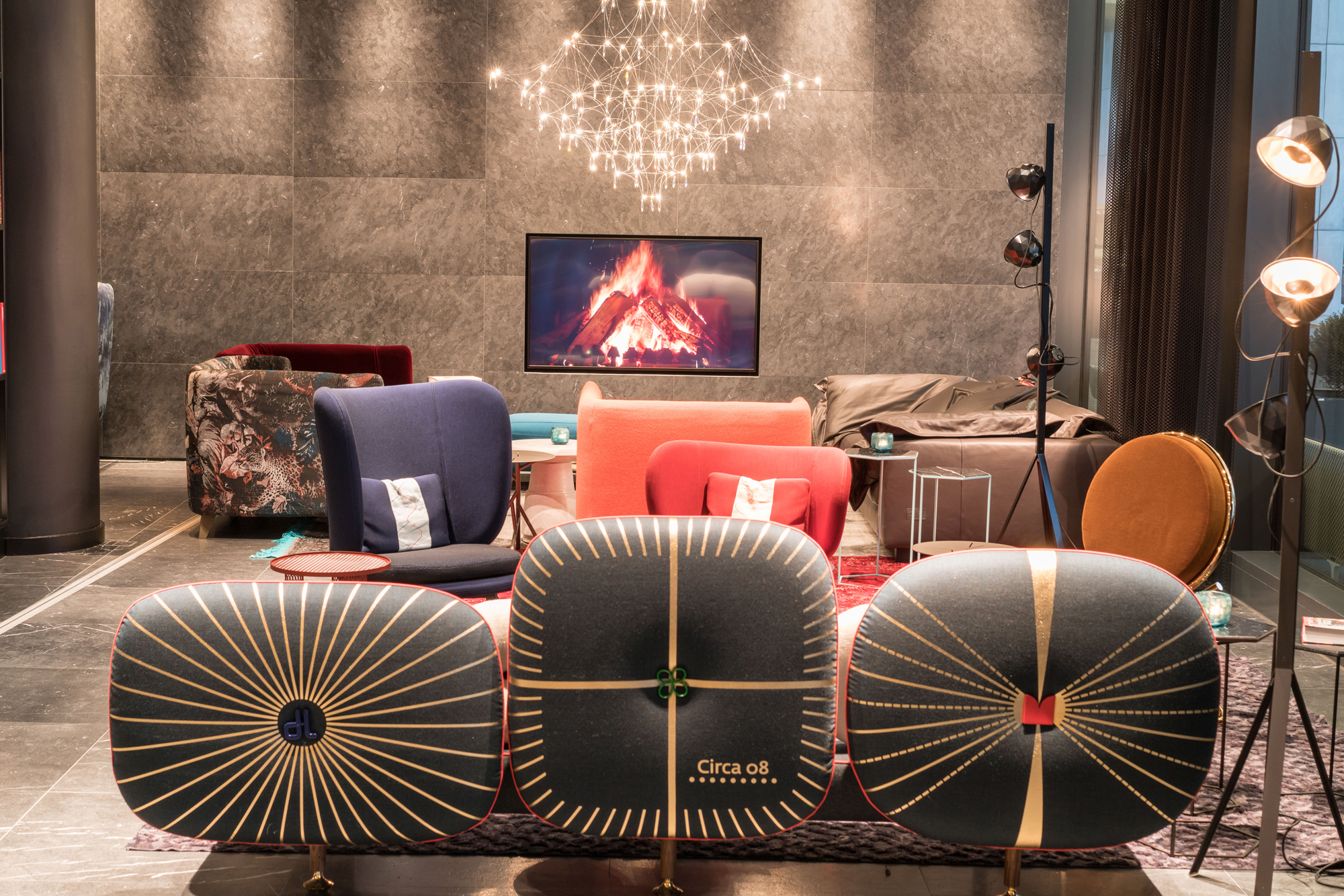 https://detail-cdn.s3.eu-central-1.amazonaws.com/media/catalog/product/I/n/Interview-Patrizia-Moroso-MotelOne-2-0.jpg?width=437&height=582&store=de_en&image-type=image