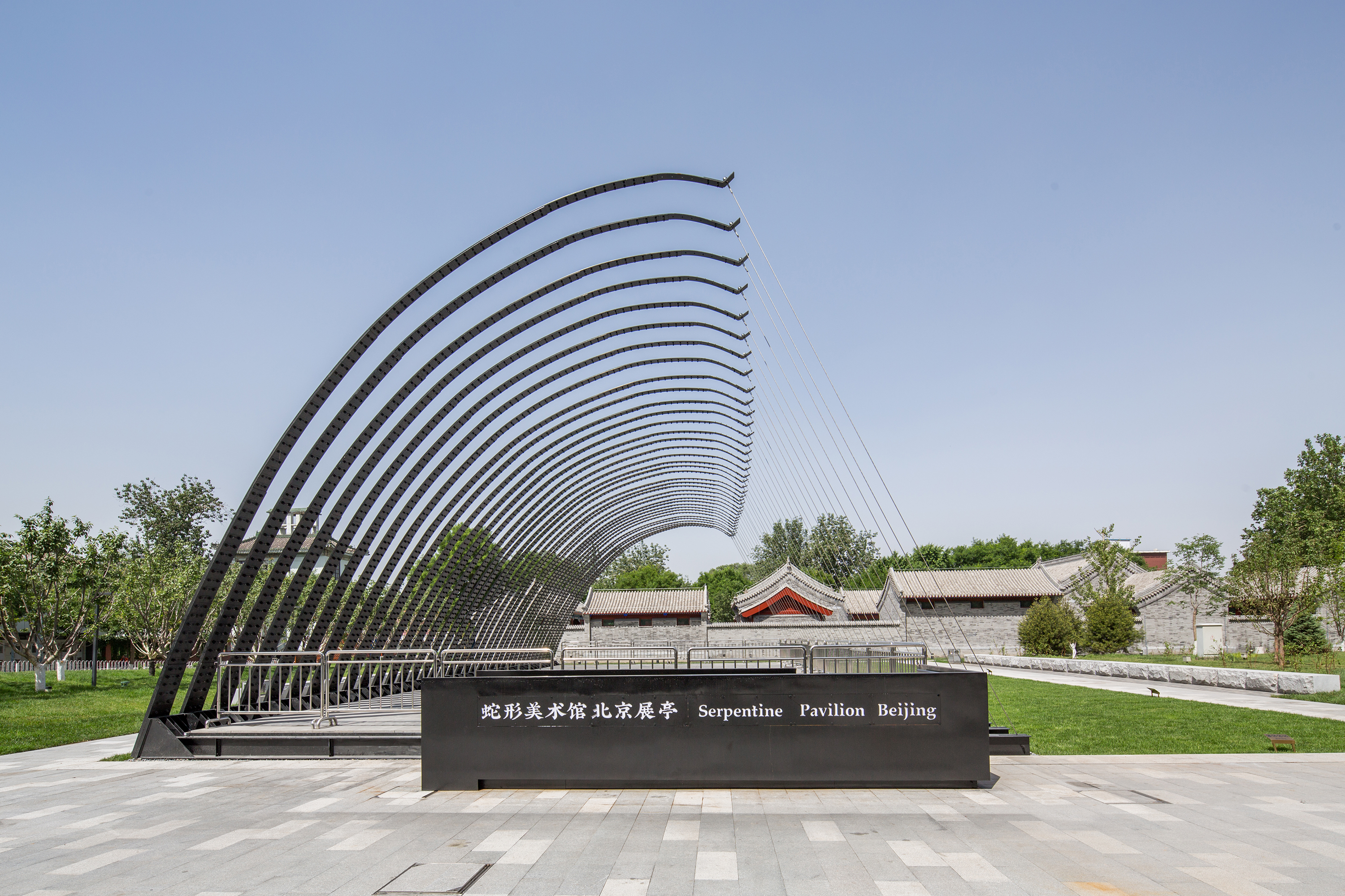 https://detail-cdn.s3.eu-central-1.amazonaws.com/media/catalog/product/J/I/JIAKUN-Architects-Serpentine-Pavilion-Beijing-WF-Central-01.jpg?width=437&height=582&store=de_de&image-type=image
