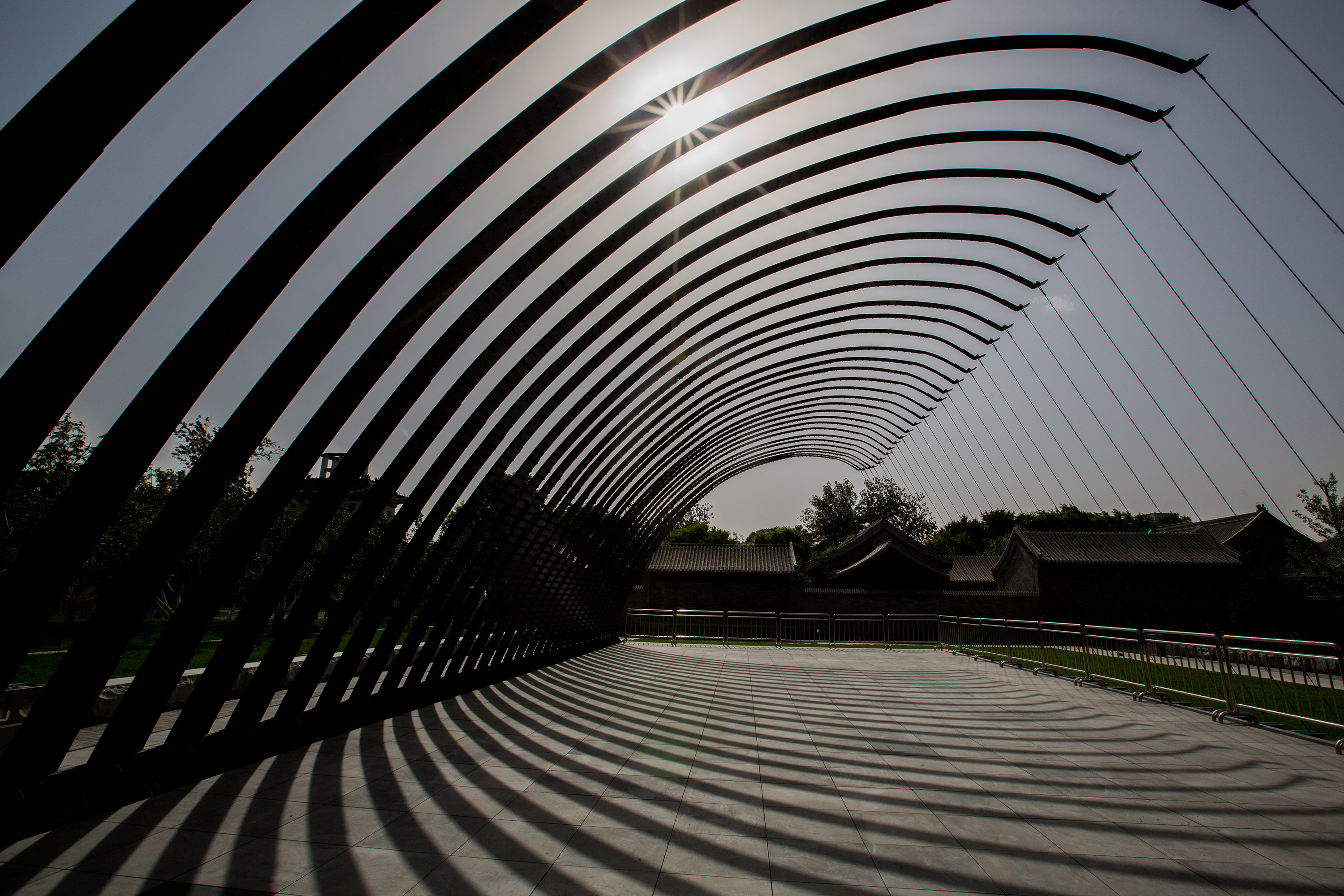 https://detail-cdn.s3.eu-central-1.amazonaws.com/media/catalog/product/J/I/JIAKUN-Architects-Serpentine-Pavilion-Beijing-WF-Central-02.jpg?width=437&height=582&store=de_de&image-type=image
