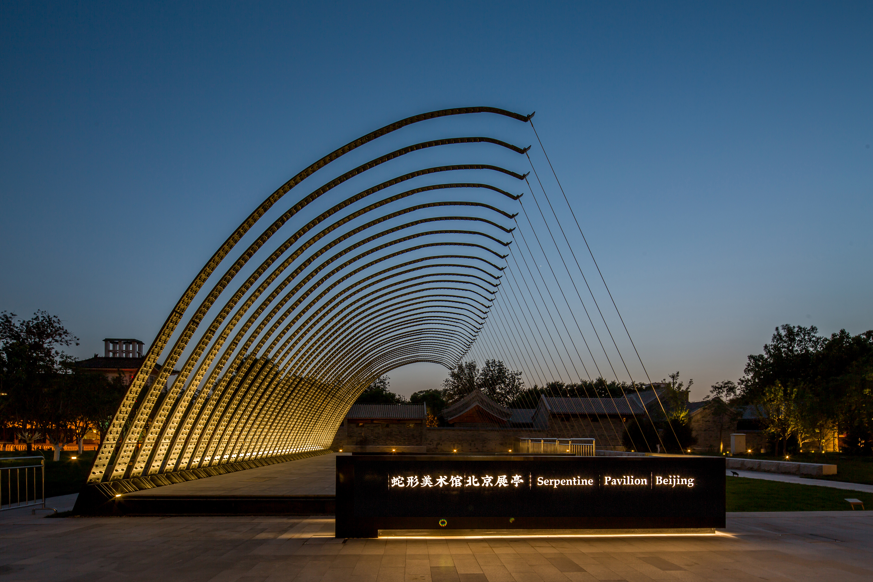 https://detail-cdn.s3.eu-central-1.amazonaws.com/media/catalog/product/J/I/JIAKUN-Architects-Serpentine-Pavilion-Beijing-WF-Central-03.jpg?width=437&height=582&store=de_de&image-type=image