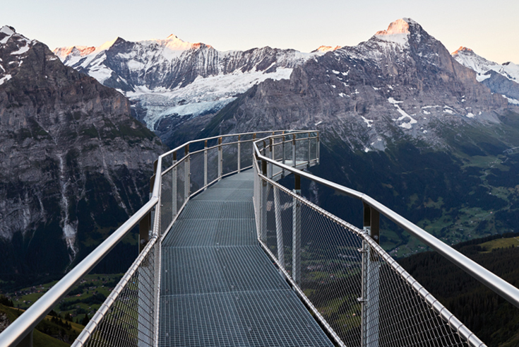 https://detail-cdn.s3.eu-central-1.amazonaws.com/media/catalog/product/J/a/Jakob-Frames-Grindelwald-First-Cliffwalk-4-2017-teaser735.jpg?width=437&height=582&store=de_de&image-type=image