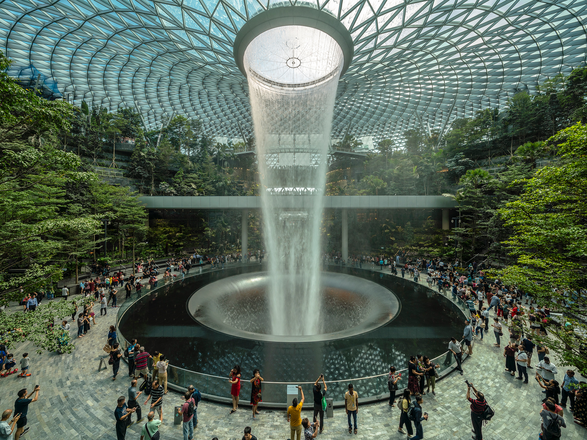 https://detail-cdn.s3.eu-central-1.amazonaws.com/media/catalog/product/J/e/Jewel-Changi-Flughafen-Singapur-Safdie-Architects-1.jpg?width=437&height=582&store=de_en&image-type=image