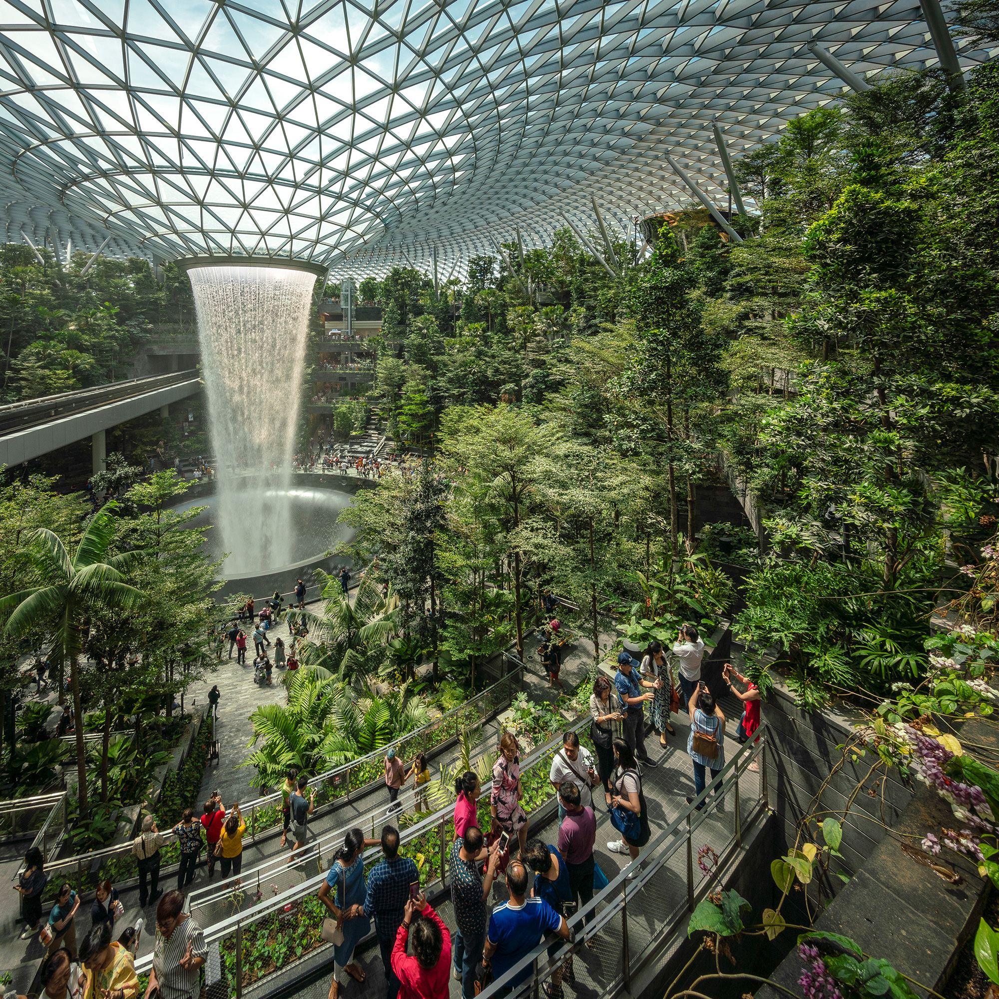 https://detail-cdn.s3.eu-central-1.amazonaws.com/media/catalog/product/J/e/Jewel-Changi-Flughafen-Singapur-Safdie-Architects-2.jpg?width=437&height=582&store=de_en&image-type=image