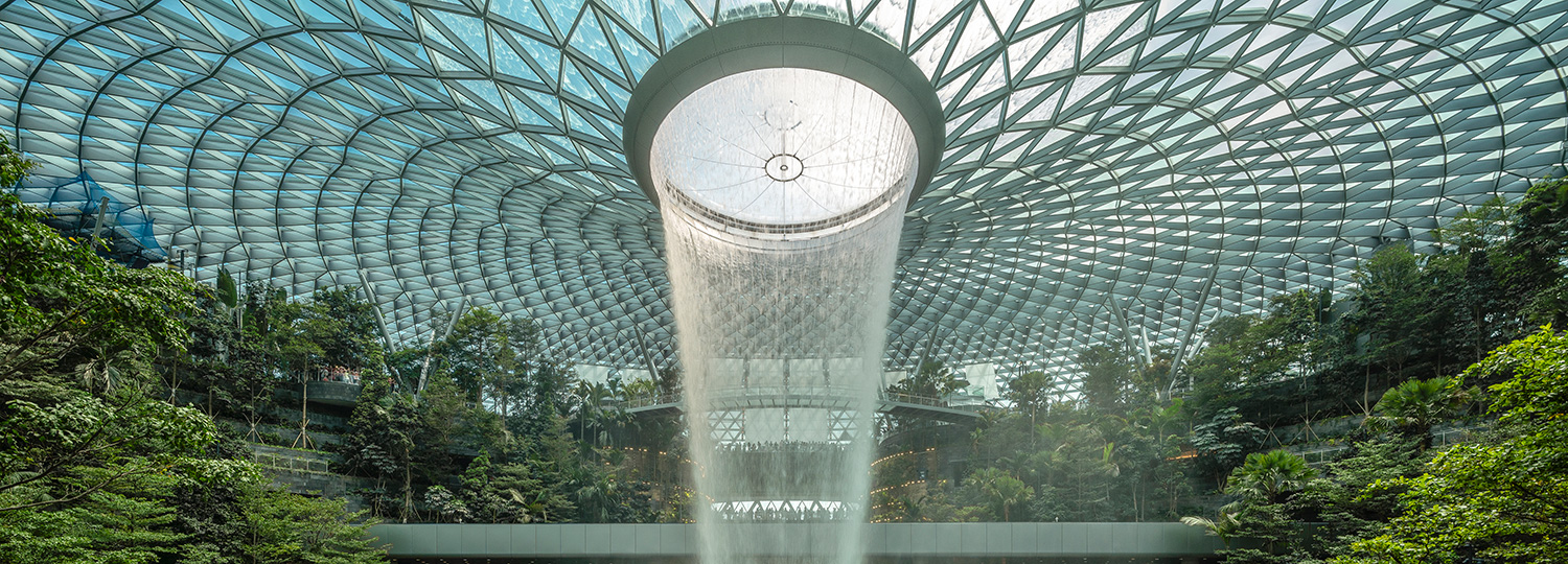 https://detail-cdn.s3.eu-central-1.amazonaws.com/media/catalog/product/J/e/Jewel-Changi-Flughafen-Singapur-Safdie-Architects-Teaser-1500.jpg?width=437&height=582&store=de_de&image-type=image