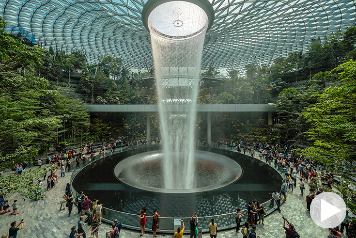 https://detail-cdn.s3.eu-central-1.amazonaws.com/media/catalog/product/J/e/Jewel-Changi-Flughafen-Singapur-Safdie-Architects-Teaser-735_1.jpg?width=437&height=582&store=de_de&image-type=image
