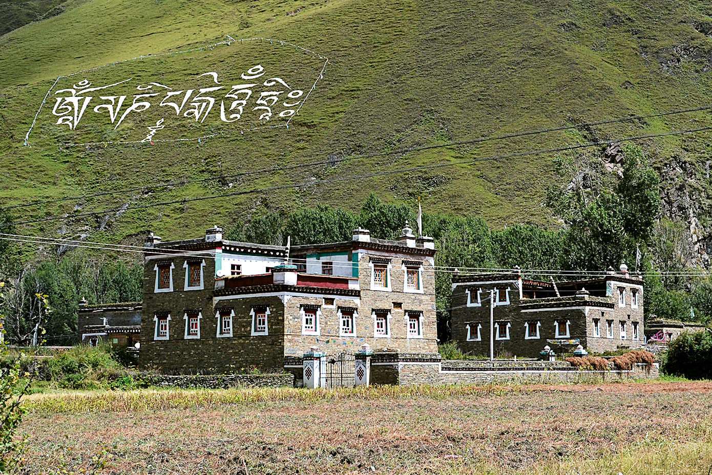 https://detail-cdn.s3.eu-central-1.amazonaws.com/media/catalog/product/K/U/KURZTEASER_Tibetan-Houses.jpg?width=437&height=582&store=de_de&image-type=image