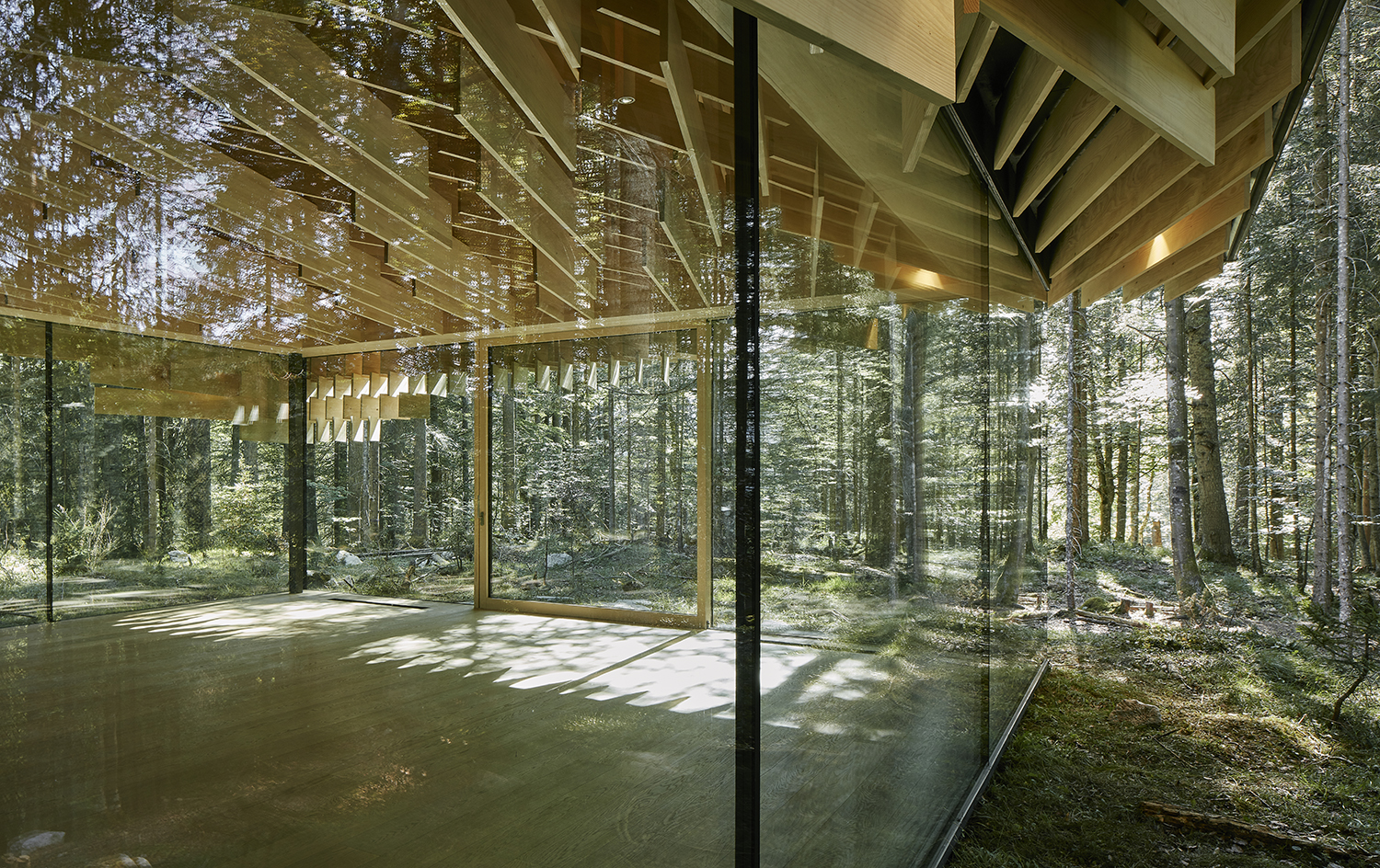 https://detail-cdn.s3.eu-central-1.amazonaws.com/media/catalog/product/K/e/KengoKuma_StudioLois_Meditationshaus_Kruen_05.jpg?width=437&height=582&store=de_de&image-type=image