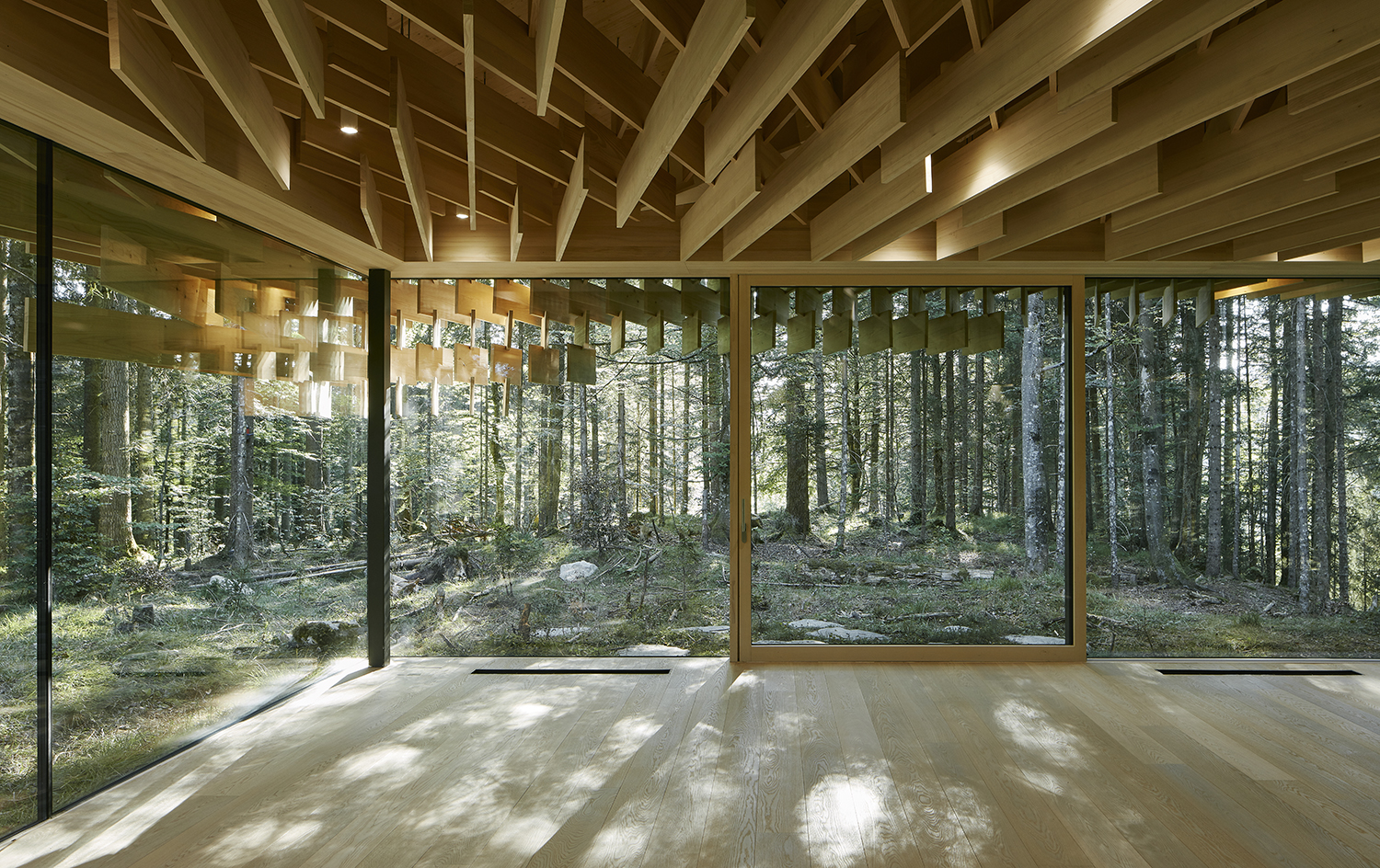 https://detail-cdn.s3.eu-central-1.amazonaws.com/media/catalog/product/K/e/KengoKuma_StudioLois_Meditationshaus_Kruen_06.jpg?width=437&height=582&store=de_de&image-type=image