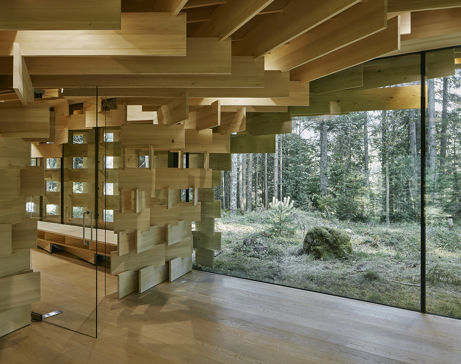 https://detail-cdn.s3.eu-central-1.amazonaws.com/media/catalog/product/K/e/KengoKuma_StudioLois_Meditationshaus_Kruen_07.jpg?width=437&height=582&store=de_de&image-type=image