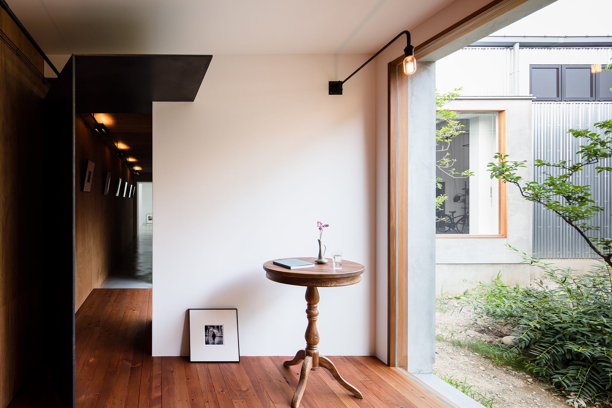 https://detail-cdn.s3.eu-central-1.amazonaws.com/media/catalog/product/K/o/Kouichi-Kimura-house-for-a-photographer-05-Norihito-Yamauchi.jpg?width=437&height=582&store=de_de&image-type=image