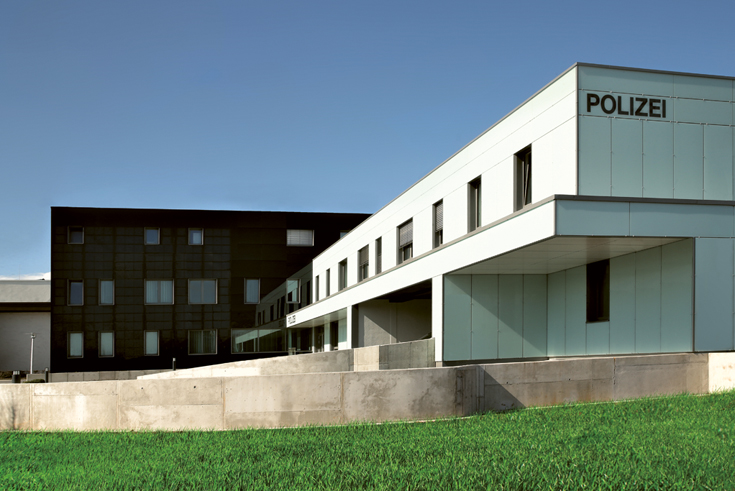 Polizei mit Plusenergiefassade