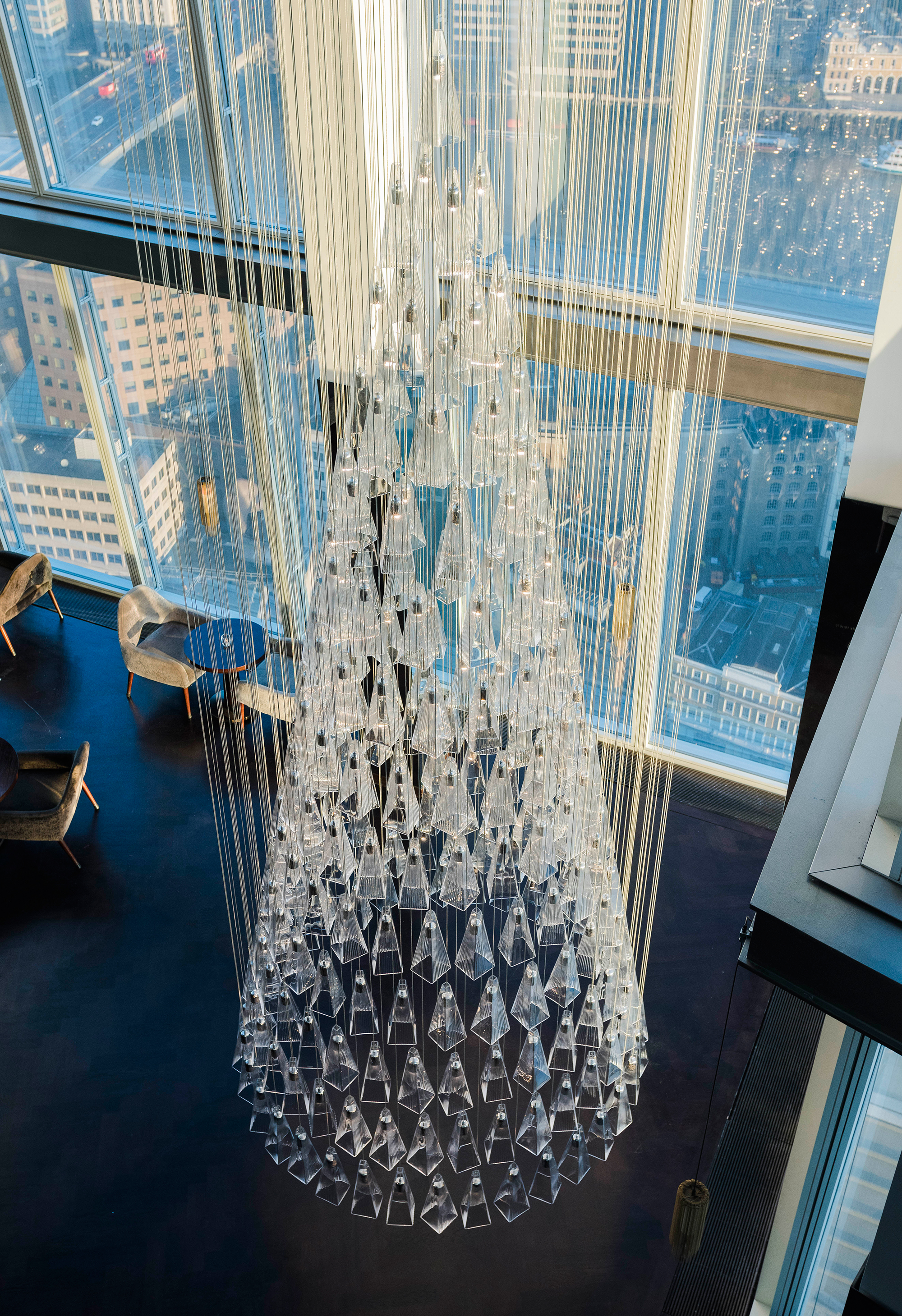https://detail-cdn.s3.eu-central-1.amazonaws.com/media/catalog/product/L/e/Lee-Broom-The-Tree-of-Glass-aqua-shard-David-Cleveland-05.jpg?width=437&height=582&store=de_de&image-type=image