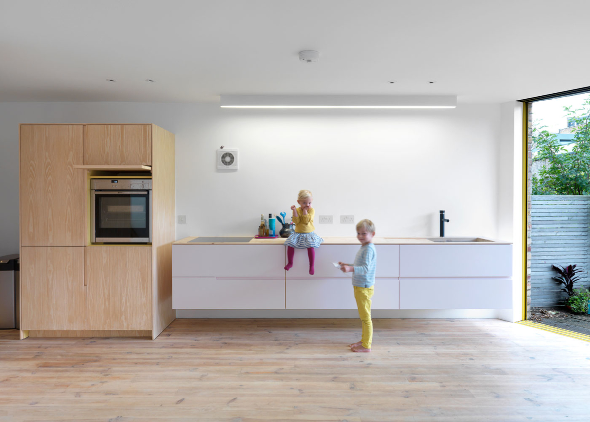 https://detail-cdn.s3.eu-central-1.amazonaws.com/media/catalog/product/L/i/LiptonPlantArchitects-OpenHouse-StokeNewington-kueche2_03_903b798bda_1.jpg?width=437&height=582&store=de_en&image-type=image