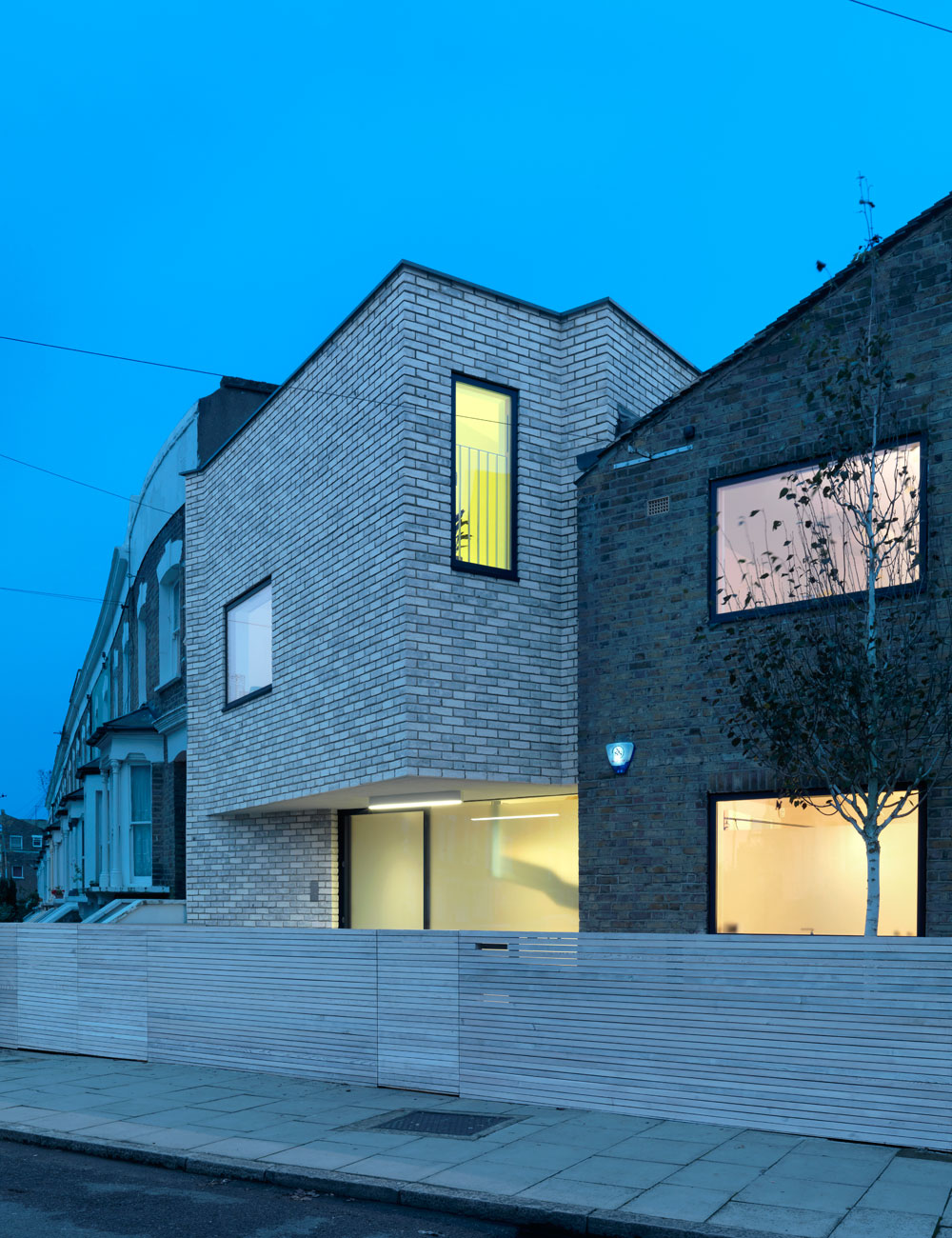 https://detail-cdn.s3.eu-central-1.amazonaws.com/media/catalog/product/L/i/LiptonPlantArchitects-OpenHouse-StokeNewington-nacht_03_1.jpg?width=437&height=582&store=de_en&image-type=image