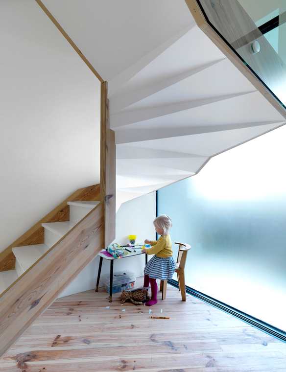 https://detail-cdn.s3.eu-central-1.amazonaws.com/media/catalog/product/L/i/LiptonPlantArchitects-OpenHouse-StokeNewington-treppe2_02_37f5b8c01a_1.jpg?width=437&height=582&store=de_en&image-type=image